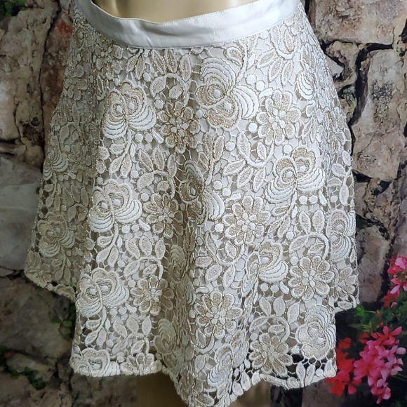 Club Monaco Dresses & Skirts - Club Monaco Lace Skirt cream Gold Size 8